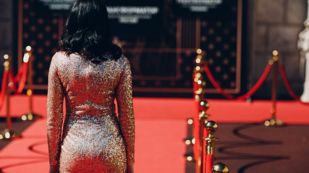 femme dans une robe de soirée sur un tapis rouge