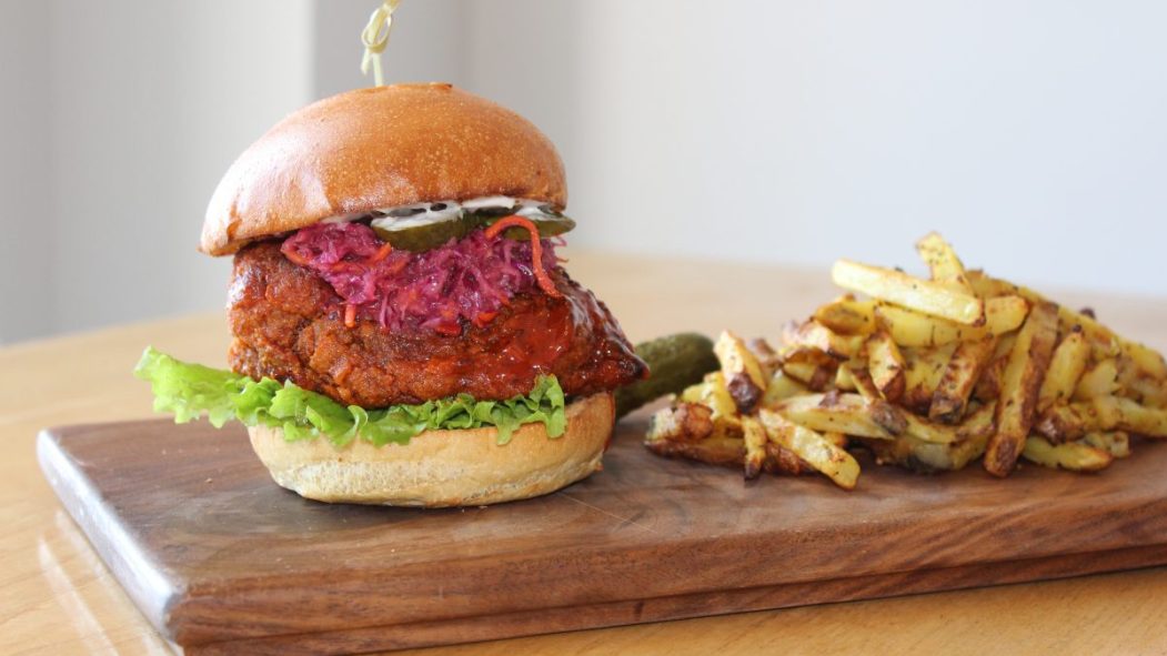 Le nouveau sandwich au poulet Nashville de Copper Branch servi avec des frites.
