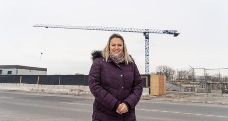 Christine Black devant le chantier de l'école secondaire.