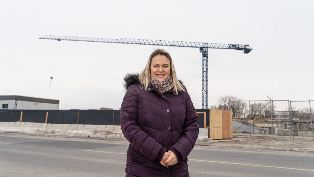 Christine Black devant le chantier de l'école secondaire.