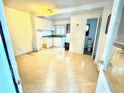 La salle d'entrée et le coin cuisine d'une maison à vendre à Ahuntsic-Cartierville.