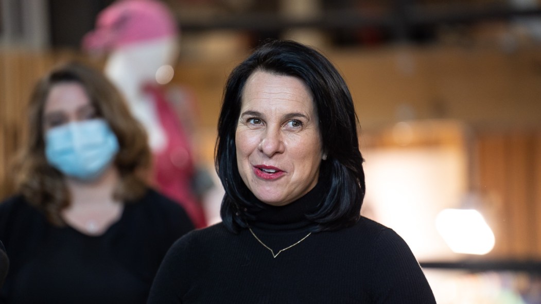 Valérie Plante, mairesse de Montréal, devant d'autres dignitaires.