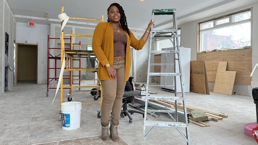 Sheilla Fortuné devant le chantier de rénovation