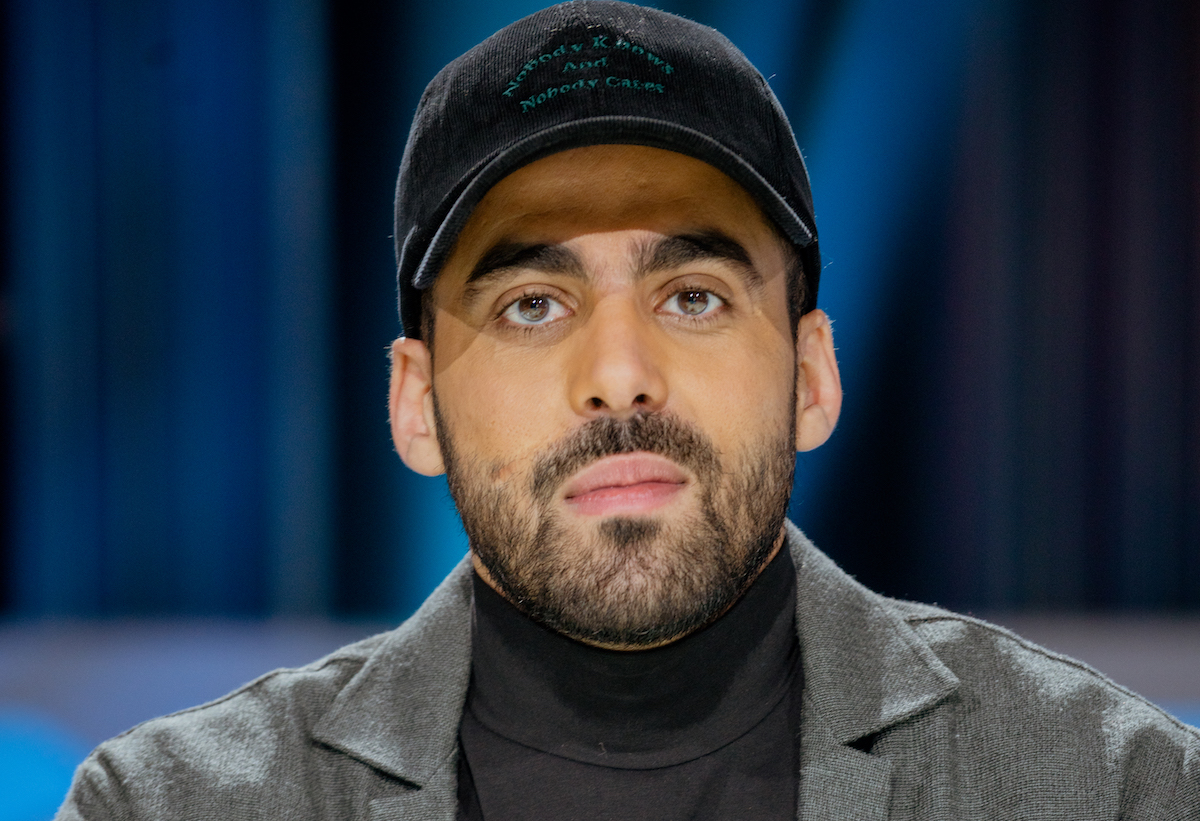 L'humoriste Adib Alkhalidey, vu de face, lors de son passage à TLMEP.