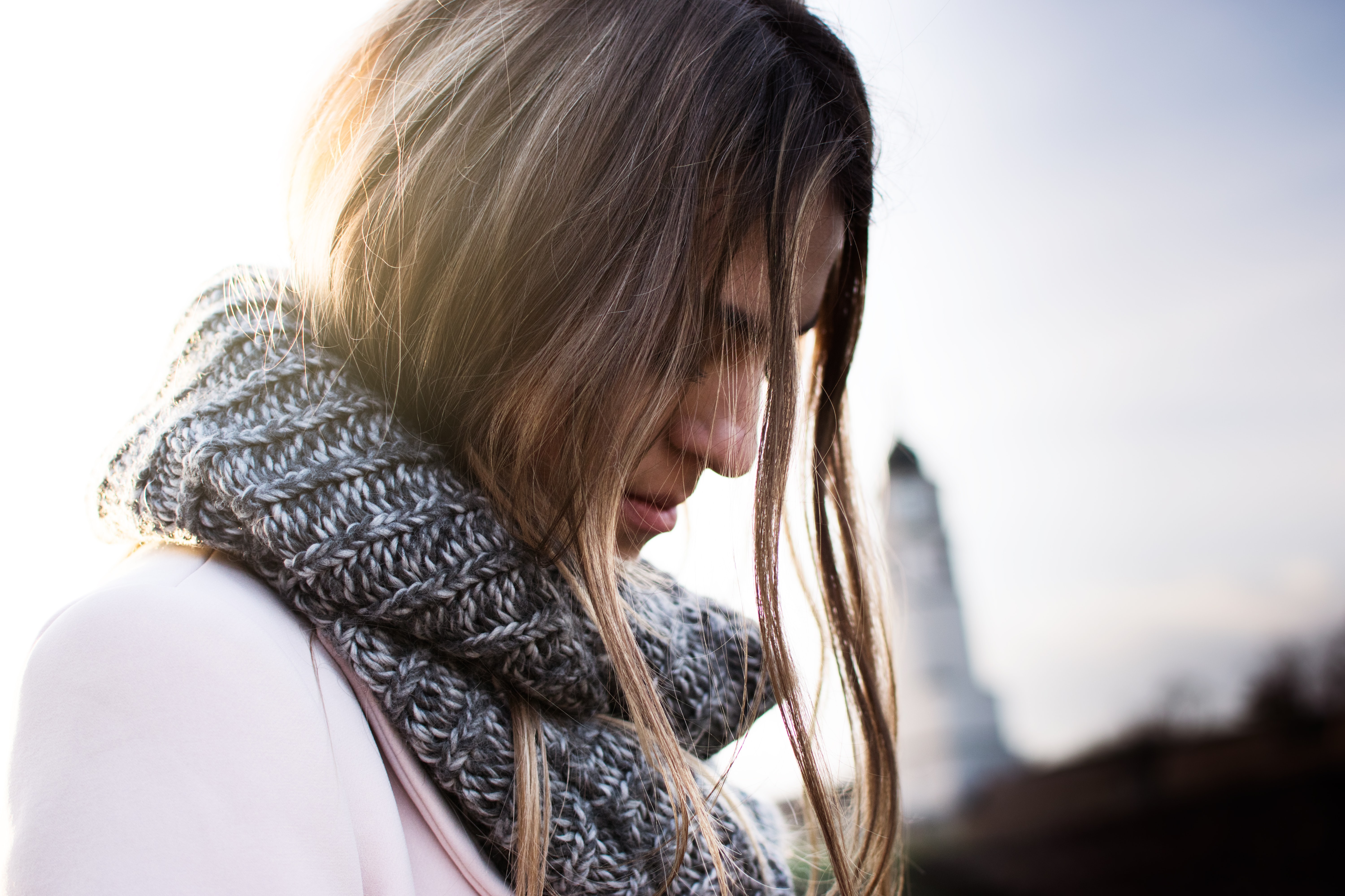 Une femme regarde vers le sol.