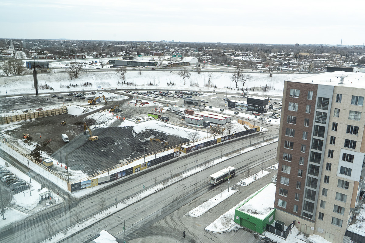 Le chantier du projet immobilier Sir Charles à proximité du métro Longueuil-Université-de-Sherbrooke. Photo prise le 23 février 2022.