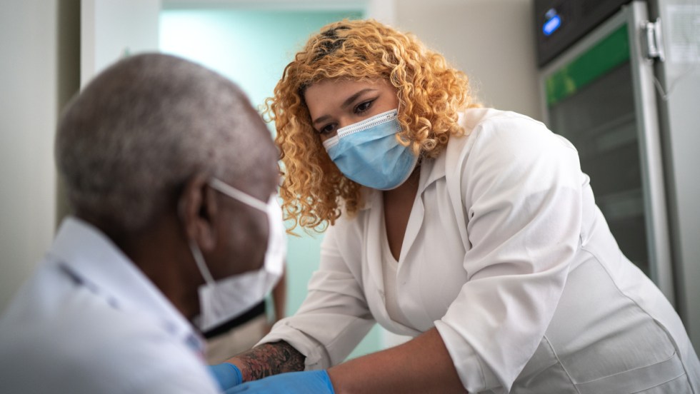 un infirmière donne un vaccin à un patient