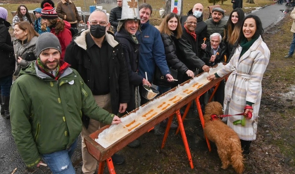 Des participants à l'activité, en compagnie de Capitaine Sirop et de la députée Marwah Rizqy