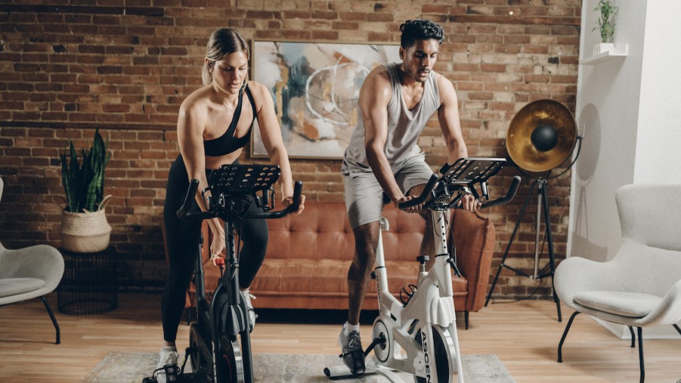 Le spinning à la maison a vraiment gagné en popularité pendant la pandémie
