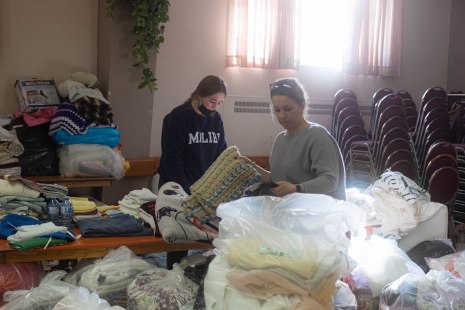 Anya et Kalyan trient les vêtements qui seront donnés aux réfugiés ukrainiens qui arriveront à Montréal.