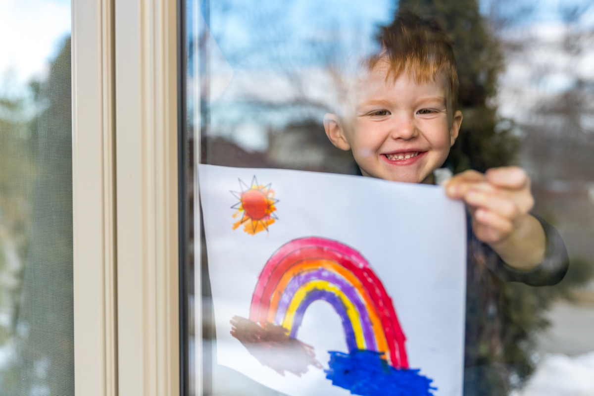 Une enfant à la maison pendant la pandémie