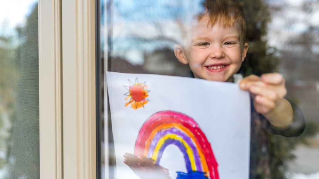 Une enfant à la maison pendant la pandémie