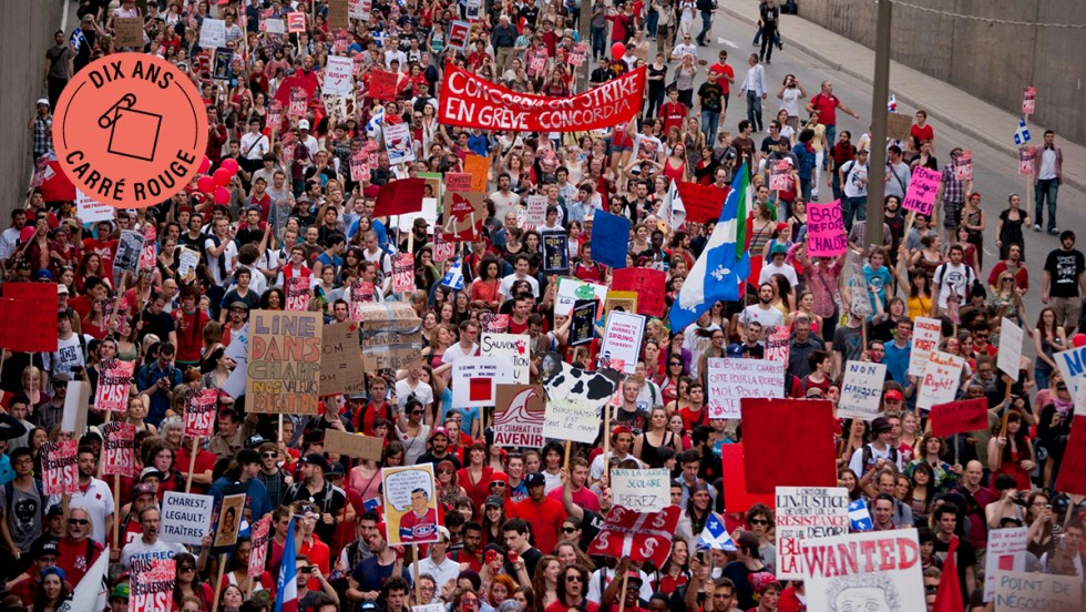 Photo montrant la foule de haut lors de la manifestation étudiante record du 22 mars 2012.