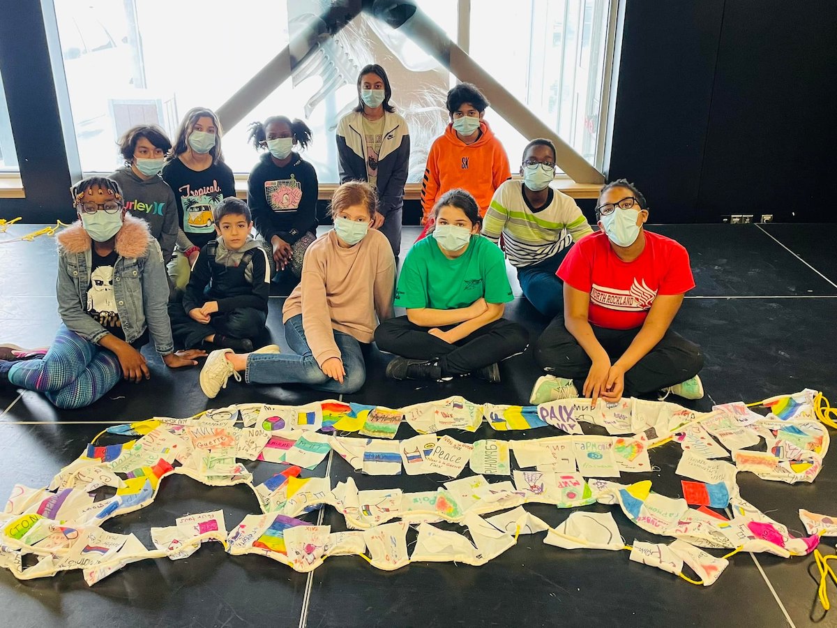 116 drapeaux de paix ont été crées par les jeunes d’Anjou en soutien aux Ukrainiens