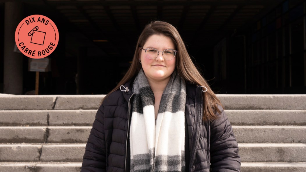 Marie-Hélène Rivest secrétaire générale à la FAÉCUM, interviewée devant les marches de l'Université de Montréal dans le cadre des 10 ans du printemps érable.