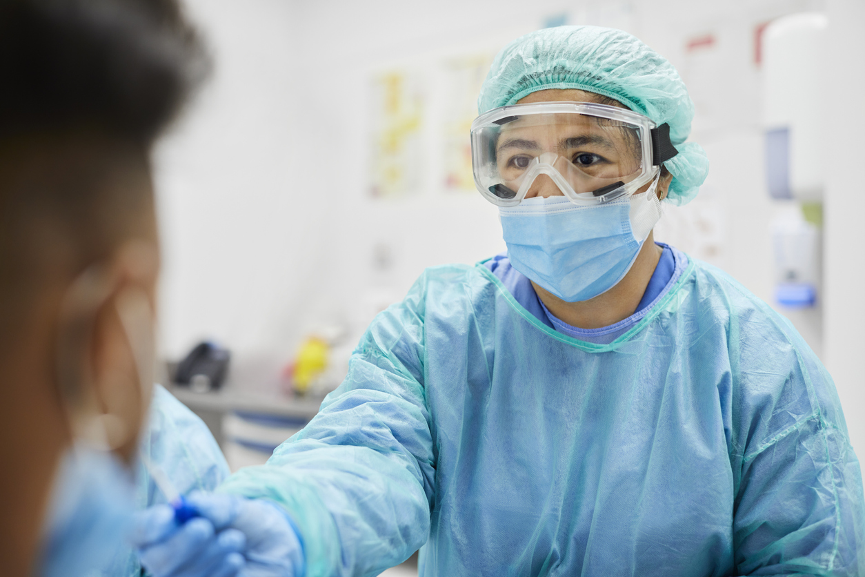 Une travailleuse de la santé administre un test de COVID-19 dans un hôpital