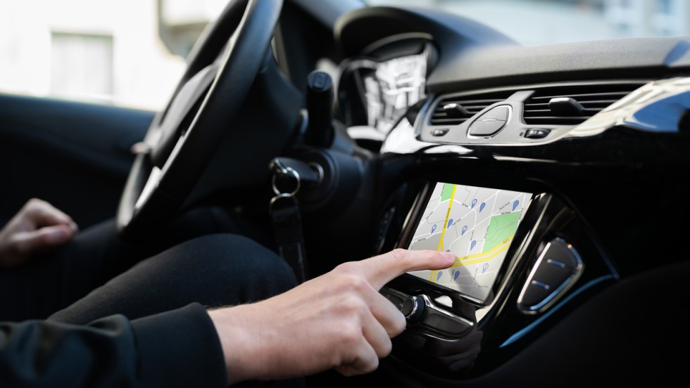 Une personne utilisant un GPS dans une voiture.