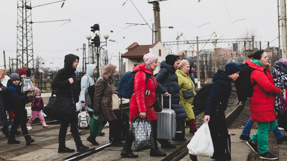 Des réfugiés Ukrainiens arrivant à une station de train à Liev