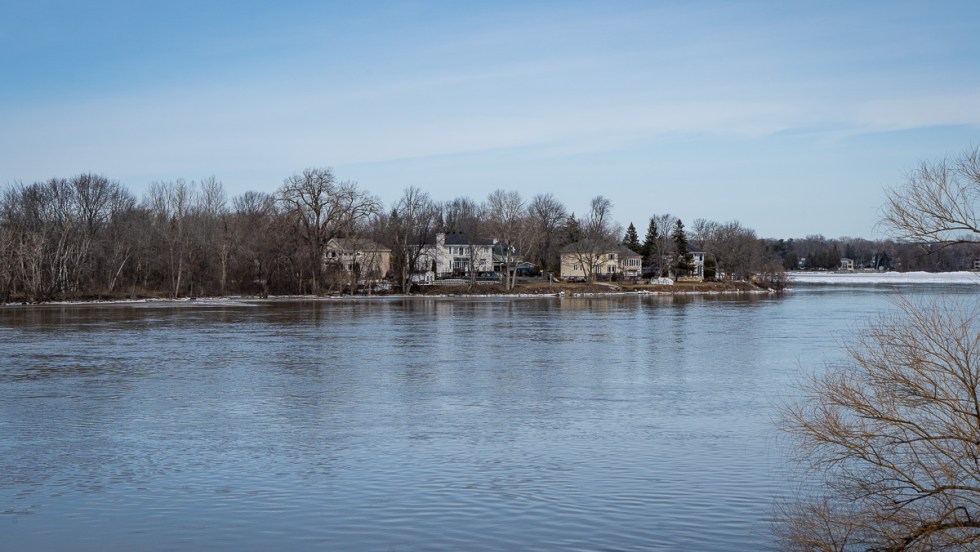 Vue de maisons sur le bord de la rivière des Prairies dans le paysage humanisé de L'Île-Bizard.