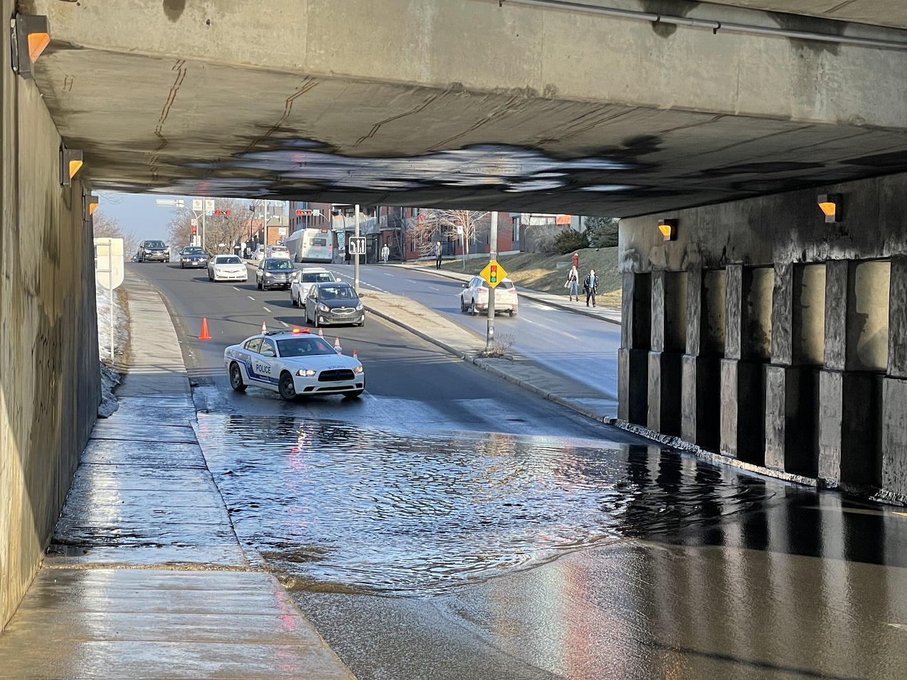 L'accumulation d'eau sur le boulevard Décarie