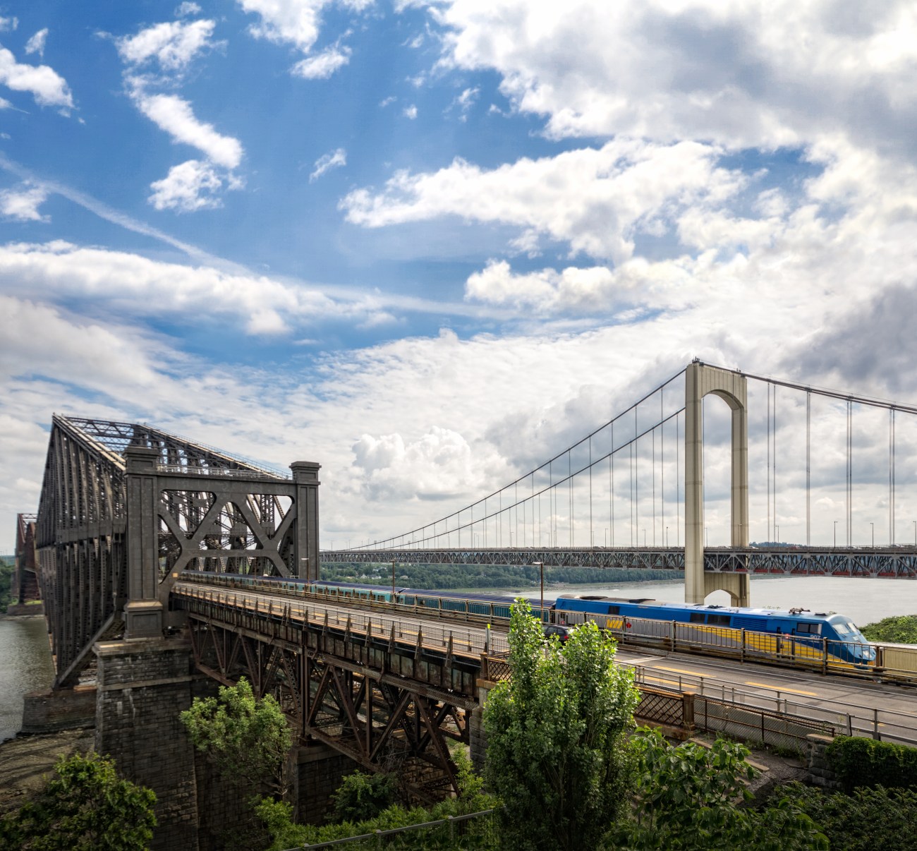 Le train de VIA Rail qui passe sur le pont de Québec