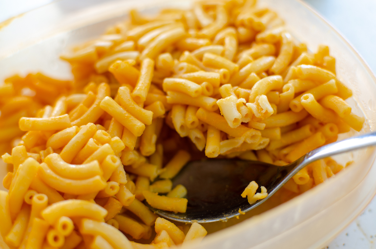 nvie de Kraft Dinner? On le fait soi-même avec cette recette simple et rapide de Geneviève O’Gleman. Le secret: ajouter de la sauce à pizza pour imiter la couleur et le goût du macaroni en boîte.