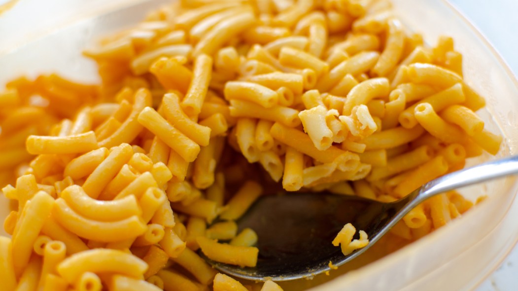 nvie de Kraft Dinner? On le fait soi-même avec cette recette simple et rapide de Geneviève O’Gleman. Le secret: ajouter de la sauce à pizza pour imiter la couleur et le goût du macaroni en boîte.