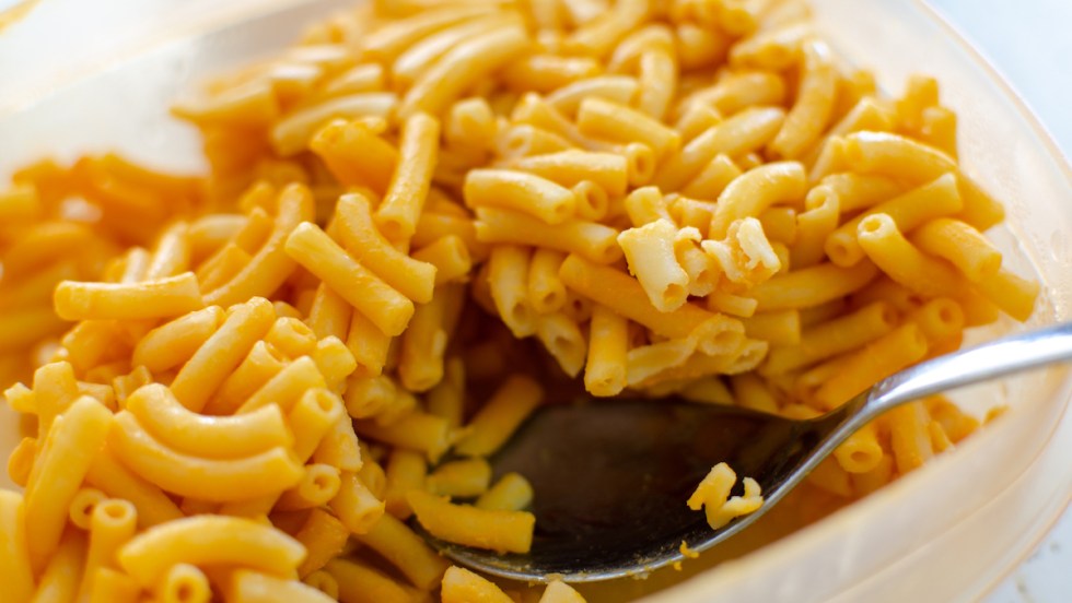 nvie de Kraft Dinner? On le fait soi-même avec cette recette simple et rapide de Geneviève O’Gleman. Le secret: ajouter de la sauce à pizza pour imiter la couleur et le goût du macaroni en boîte.