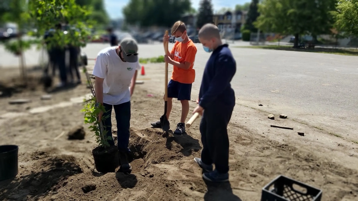 Plantation de végétaux à la LaSalle Elementary Senior, en 2021. Verdir le sud