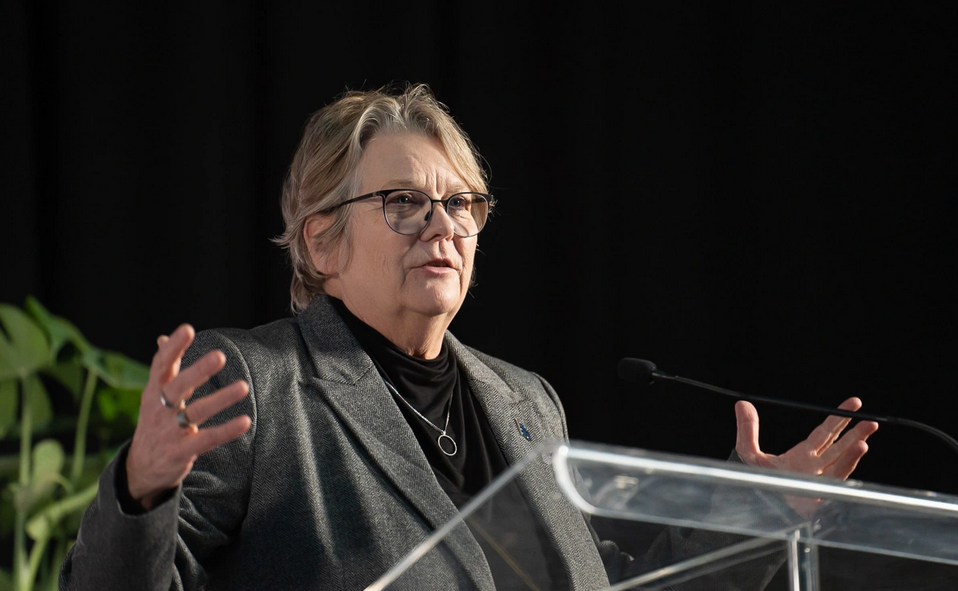 La ministre responsable de la métropole, Chantal Rouleau, devant un lutrin, lors d'un événement de la Chambre de commerce de l'Est de Montréal.