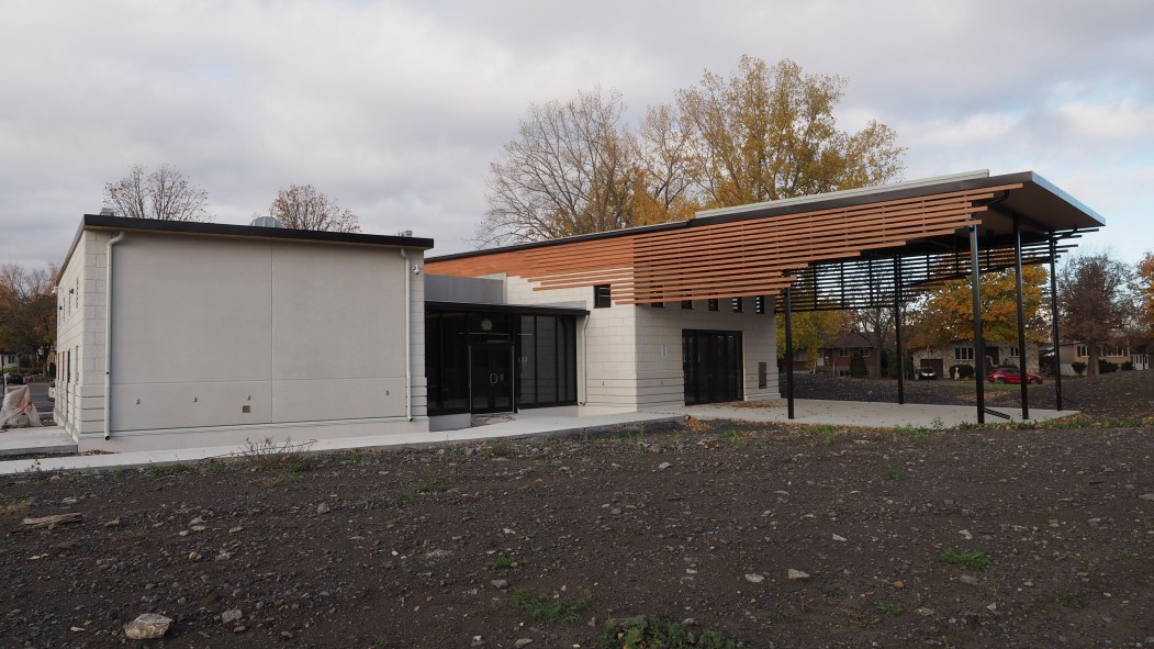 L’engazonnement reste à faire autour du chalet du parc Armand-Bombardier.