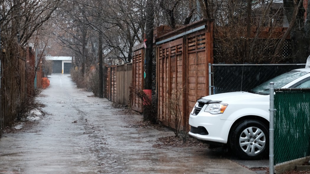 La ruelle verte entre la 5e et la 4e avenue près du coin Holt.