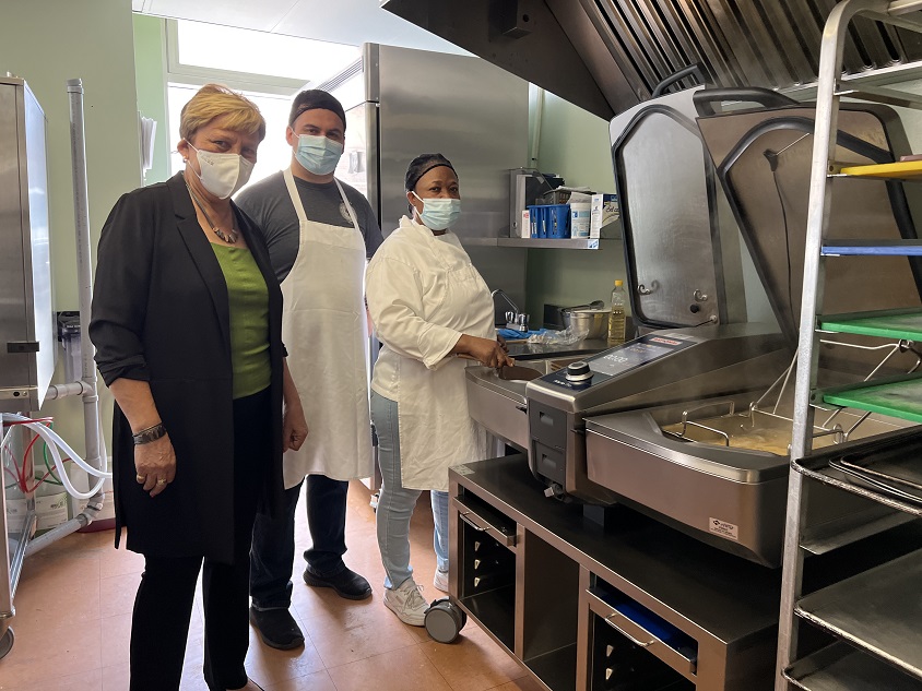 La directrice des Fourchettes de l’espoir, Brunilda Reyes, en compagnie des cuisiniers Carlos Henriquez et Tonnu Yawa-Hali