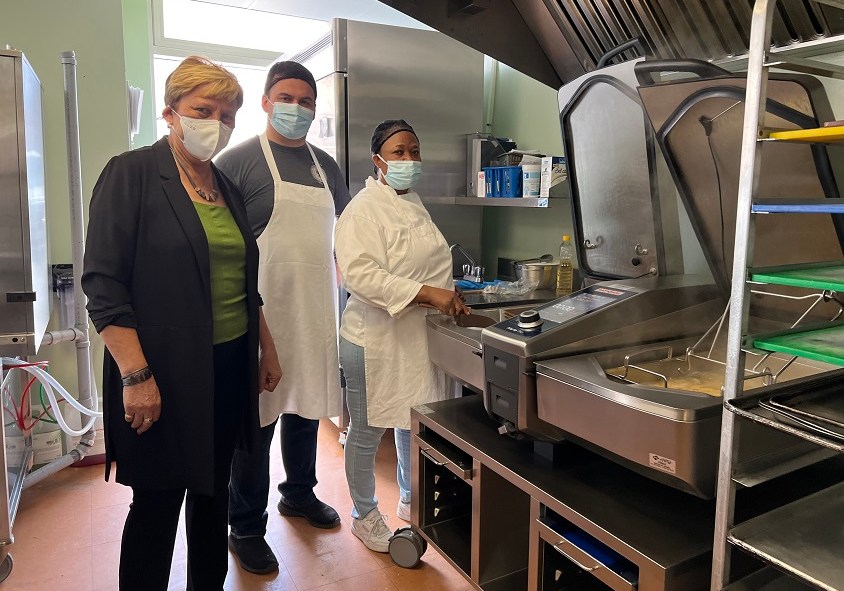 La directrice des Fourchettes de l’espoir, Brunilda Reyes, en compagnie des cuisiniers Carlos Henriquez et Tonnu Yawa-Hali