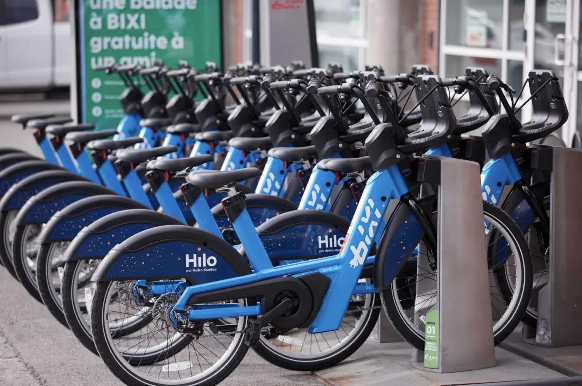 Des vélos électriques BIXI ancrés dans leur station d'ancrage à Outremont.