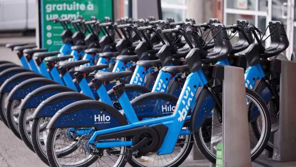 Des vélos électriques BIXI ancrés dans leur station d'ancrage à Outremont.