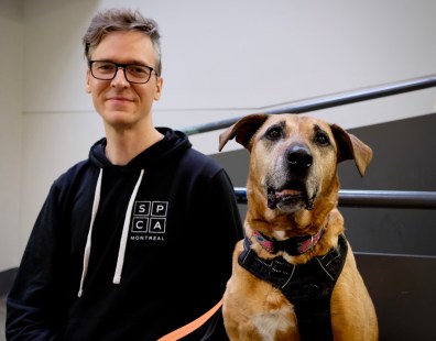 Francis et le chien Poutine. 