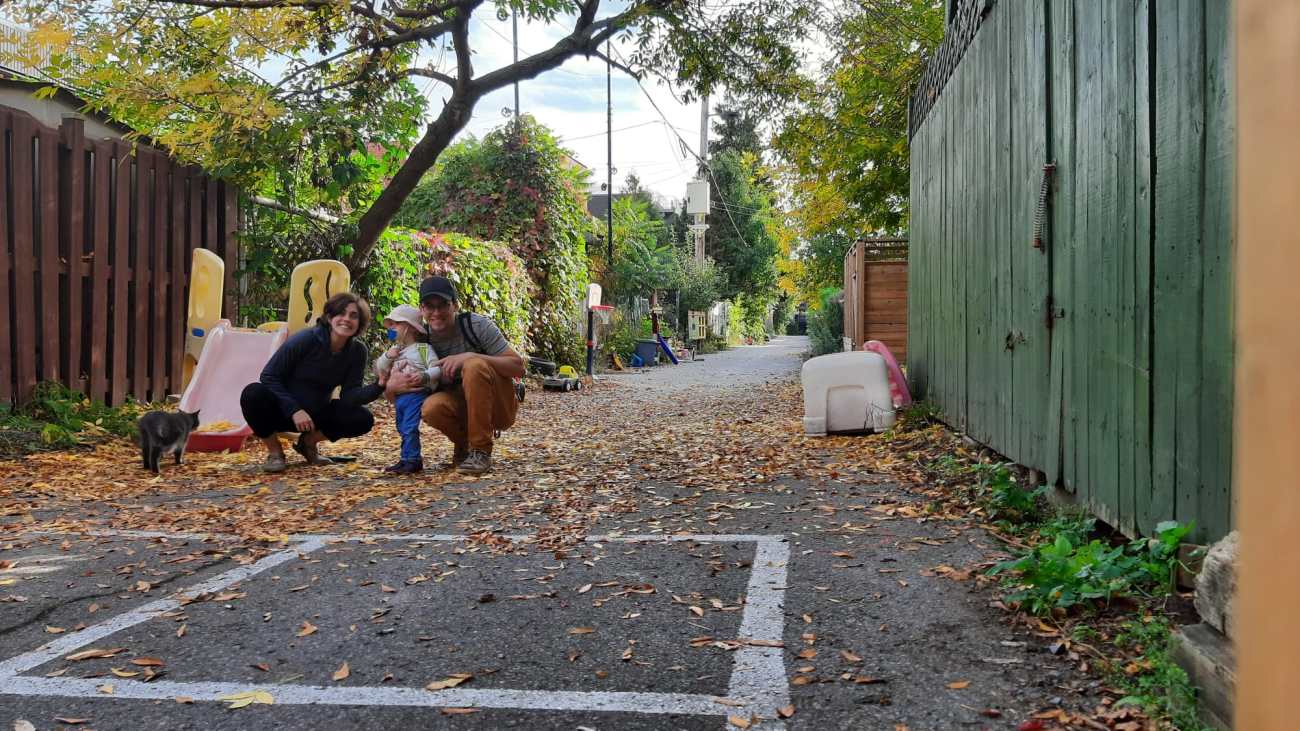 Clélia Sève, son conjoint et un de leur enfants dans le quartier Sud-Ouest, à Montréal. Le couple s'est aussi impliqué dans la création de deux ruelles vertes. 