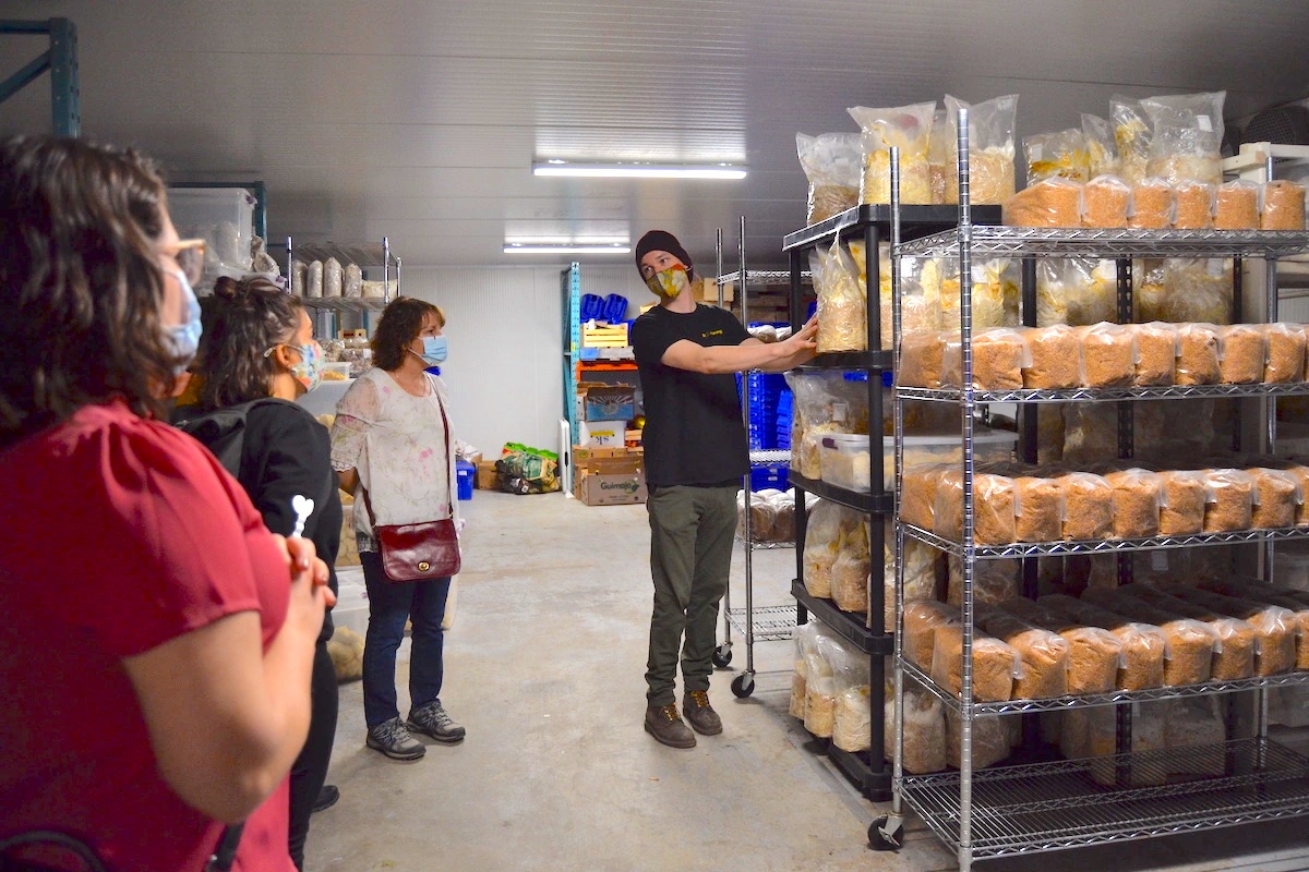 La tournée proposée par Traktour s’arrête entre autres à la Coop Boomerang, qui produit de la farine maltée à partir des drêches.