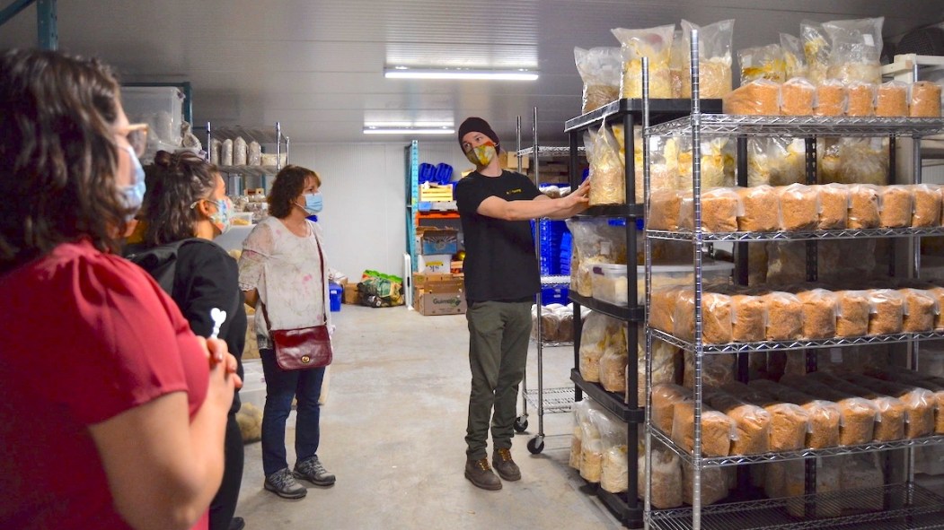 La tournée proposée par Traktour s’arrête entre autres à la Coop Boomerang, qui produit de la farine maltée à partir des drêches.