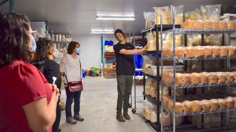 La tournée proposée par Traktour s’arrête entre autres à la Coop Boomerang, qui produit de la farine maltée à partir des drêches.
