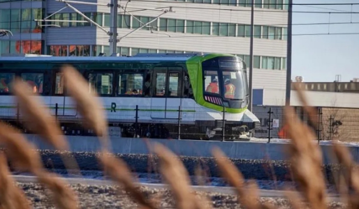Un train du REM circule sur des rails. Les travaux du REM causeront une entrave sur la rue Wellington.