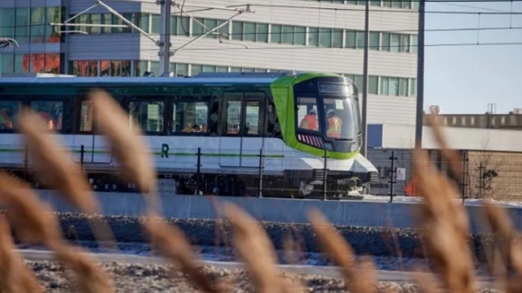 Un train du REM circule sur des rails. Les travaux du REM causeront une entrave sur la rue Wellington.