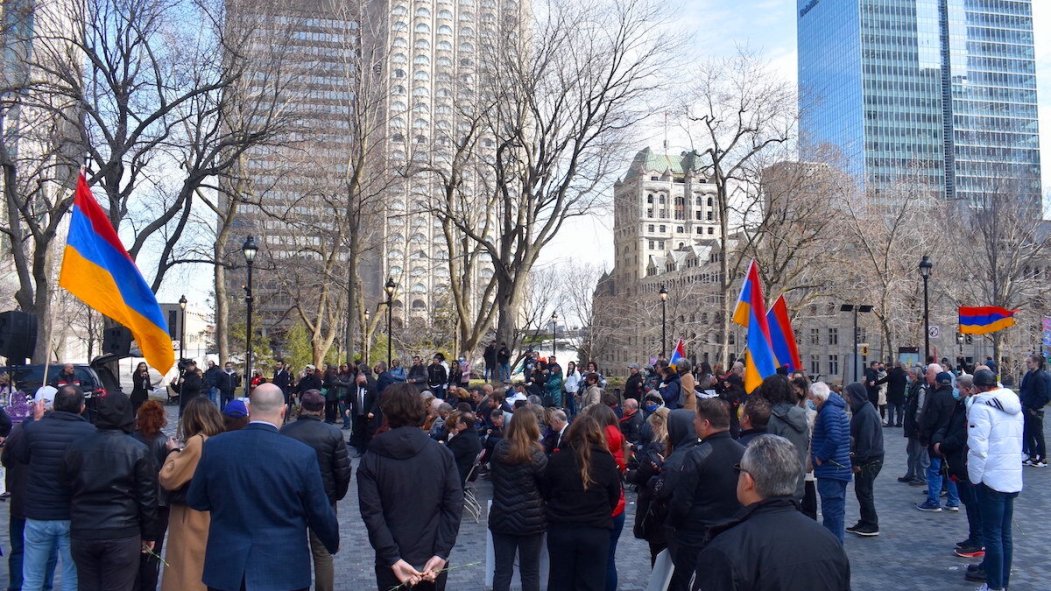 Des personnes participent au 107e anniversaire du génocide arménien, à la Place du Canada