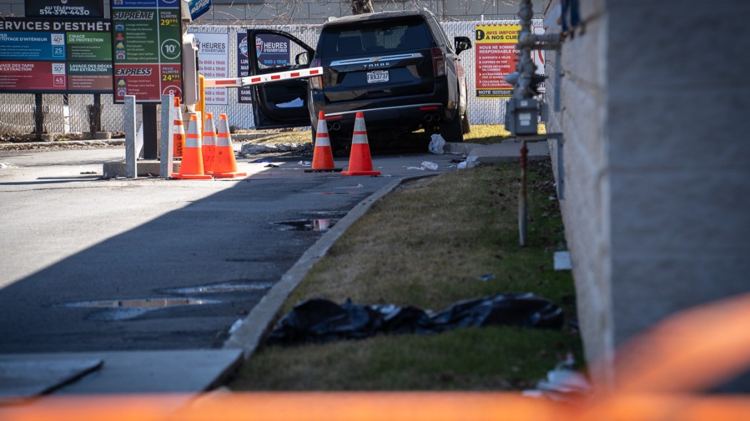 Des cordons de police délimite la scène de crime d'une fusillade survenue à Saint-Léonard dans un contexte de hausse des meurtres et autres crimes contre la personne à Montréal.