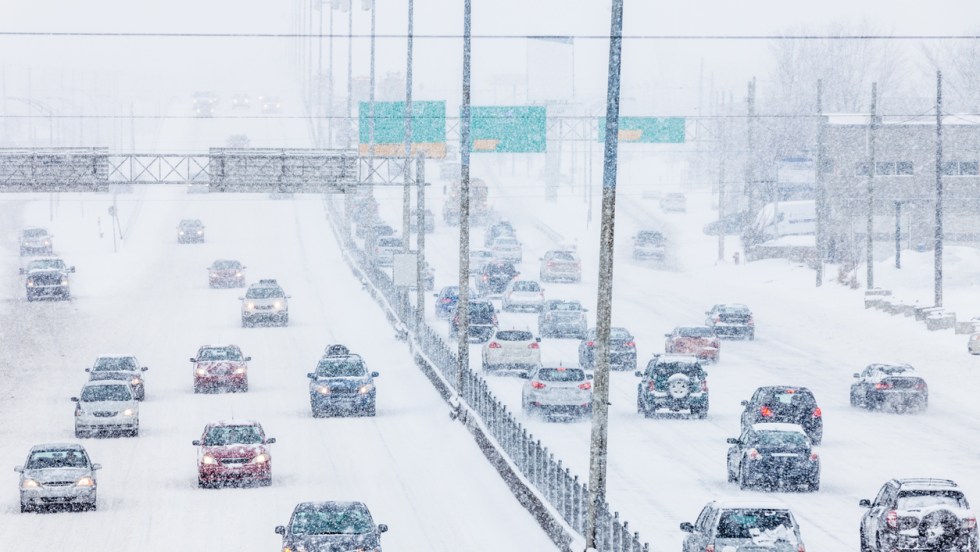 De la neige tombe sur l'autoroute à Montréal.