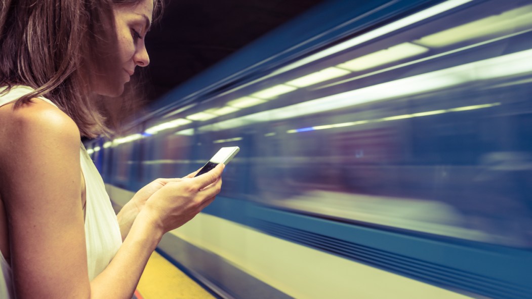 une femme attend dans le métro de Montréal du service de la STM