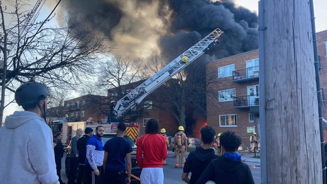 Un incendie a pris naissance dans un immeuble à logements à Ahuntsic-Cartierville, en fin d'après-midi.