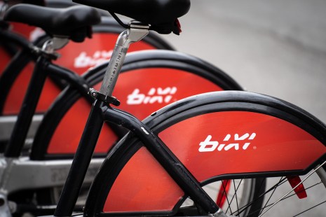 Des vélos dans une station Bixi