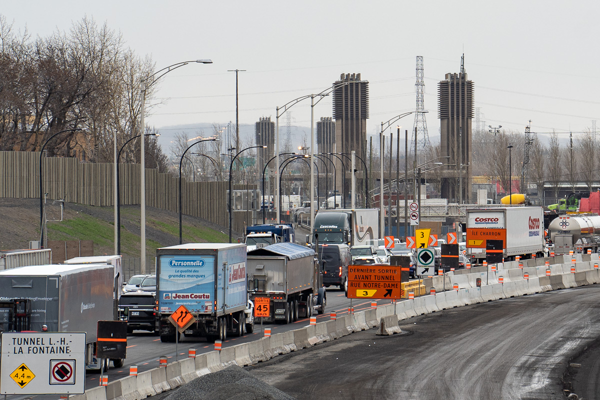 La circulation automobile est lente sur la route Transcanadienne, près du pont-tunnel Louis-Hippolyte Lafontaine.